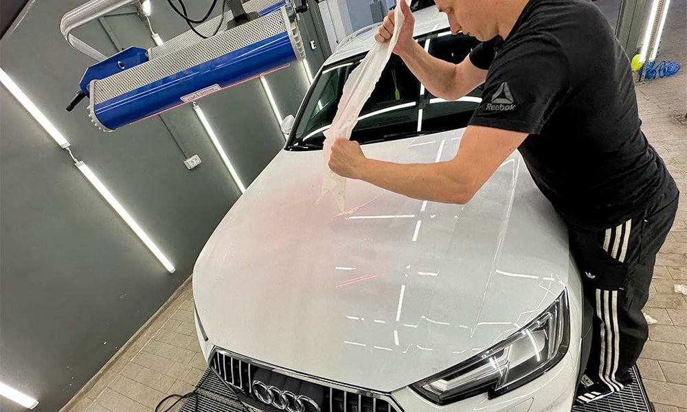 Расклейка Audi A4 с последующим обновлением защитной пленки пример работ центра | фото 1