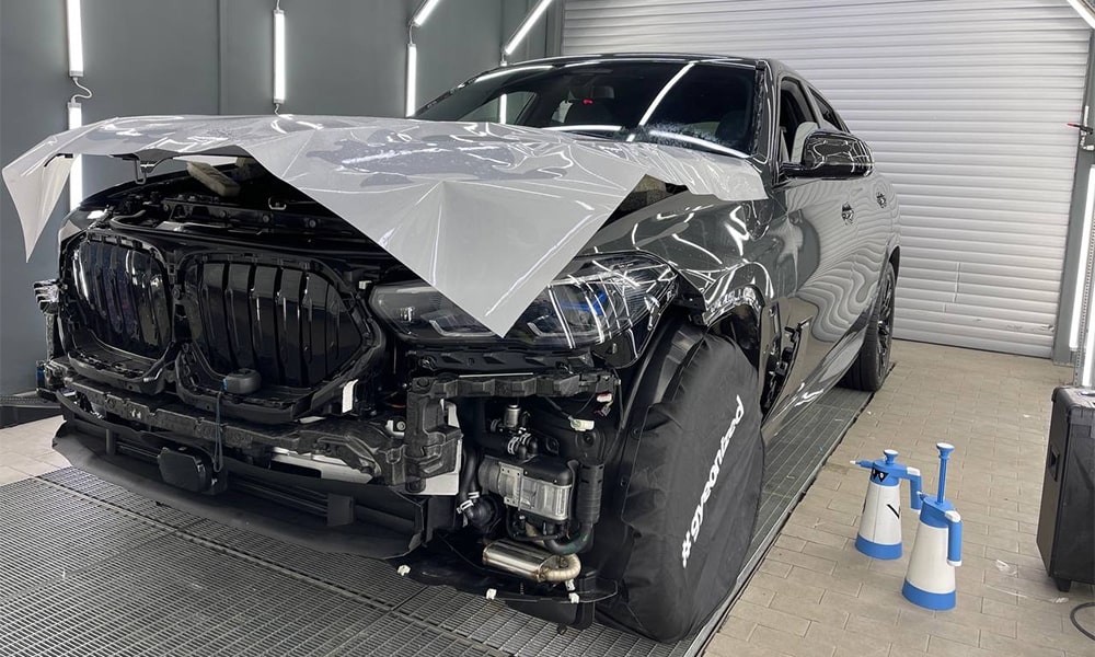 Оклейка защитной пленкой BMW X6 − Фото работ центра Гранд Детейлинг  | фото 1
